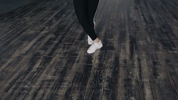 Deportiva pies femeninos saltando en los pisos a través. Entrenamiento. Saltos — Vídeo de stock