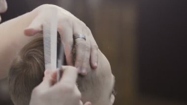 El Kuaför Salonu erkekte saç kesen Kuaför kapatın. Kesim saç saç makas ve tarak ile berber