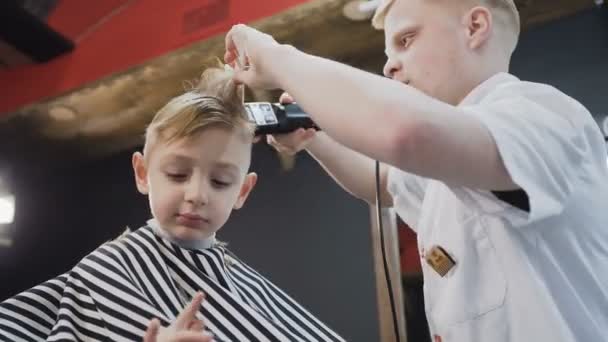 Close Up Professional Barber Doing A New Haircut With The Help Of