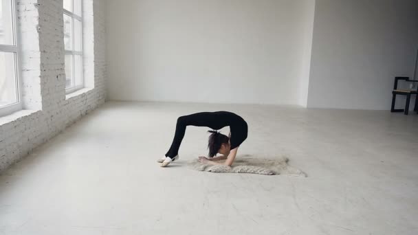 Yoga ragazza ginnastica fare allenamento di esercizio nella scuola di sport. Esercizio di flessibilità formazione. Giovane in forma ragazza adolescente riscaldamento stretching in una palestra — Video Stock