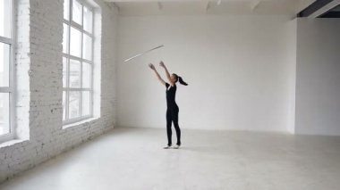 Siyah gövde beyaz arka plan spor okulda bir çember ile jimnastik egzersiz eğitim genç çekici kız