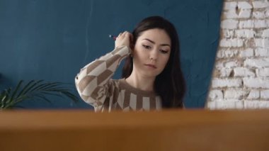 Bir tuval üzerine boya güzel esmer kadın ressam portresi. Çizim işlemi: profesyonel makyaj sanatçısı boyalar yüz grafik şövale kurulu kullanarak suluboya kağıdı üzerinde