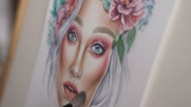 Yüz grafik. Portre: el cosmeticks ve gölgeler paleti için fırça kullanarak bir yüz grafik çizer kadın makyaj sanatçısı