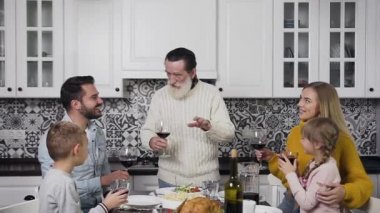 Saygıdeğer bir aile reisi olarak Şükran Günü şenlik yemeğinde konuşma yapacak ve çocuklar da dahil olmak üzere tüm üyeler kadeh tokuşturacak.
