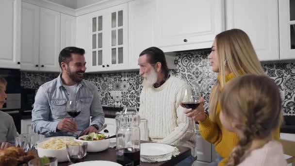 Belo retrato de família agradável de espírito elevado que se reúnem para celebrar o dia de Ação de Graças na mesa festiva — Vídeo de Stock