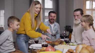 Aile şenliği sırasında örgü örüp hindi doğrayan güzel bir kadın.