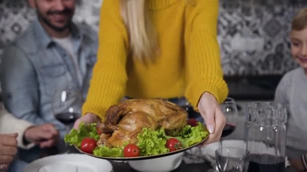 Vista cercana del plato con pavo asado y verduras que se prepararon para la cena familiar — Vídeo de stock