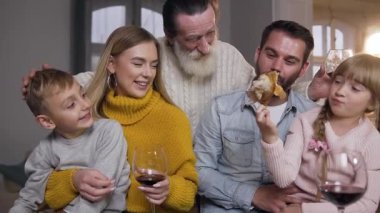 Sevimli gülümsemeleri olan sevimli bir aile Şükran Günü 'nde birlikte yemek masasında eğleniyorlar.