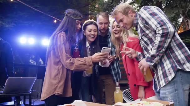 Jóvenes amigos felices disfrutando el fin de semana en la fiesta bebiendo alcohol tomando fotos selfie usando el uso de teléfonos inteligentes compartiendo en las redes sociales. Al aire libre — Vídeo de stock