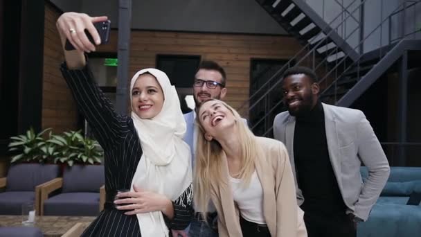 Lachen goed uitziende multiraciale business team maken grappige selfie in het moderne kantoor interier — Stockvideo