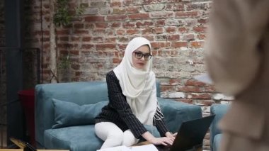 Başarılı Asyalı iş kadını, iş yerinde Kafkasyalı hissedarlarla görüşürken uluslararası ortaklarla tokalaşıyor