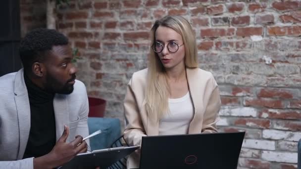 Erfolgreiche junge Geschäftsfrau Brainstorming mit ihrem Team Geschäftskollegen nutzt Laptop-Computer sprechen neue Ideen Blick auf Bildschirm Zusammenarbeit im Büro — Stockvideo