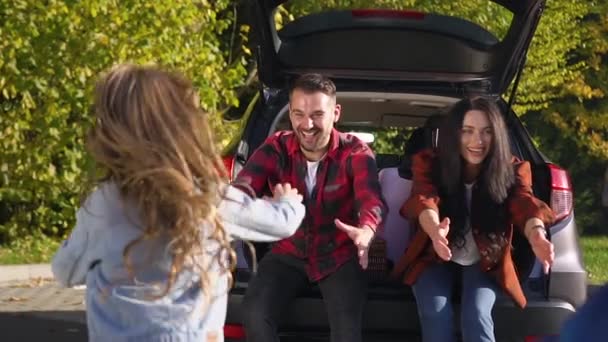 Retrato maravilhoso de pais alegres felizes que sentados no tronco e abraçando seus filhos adolescentes sorridentes que correm para eles — Vídeo de Stock