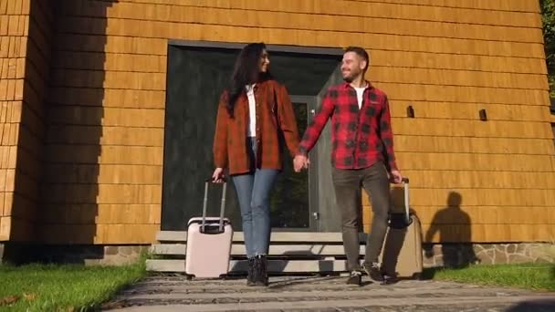 Feliz casal sorridente 35s em roupas elegantes com malas se reunindo para a viagem conjunta — Vídeo de Stock