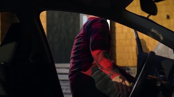 Привлекательная темноволосая женщина ждет мужа на крыльце дома, который выходит из машины и подходит к ней, обнимает — стоковое видео