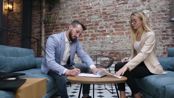 Two business people meet in the office and signing an important contract. Woman giving important explanation to a male partner about agreement and partnership their company — Stock Video