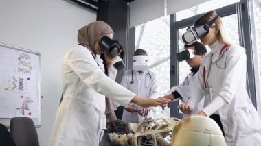 Uzman melez ırk doktorları arttırılmış gerçeklik gözlüğü kullanarak vücut kemiklerini inceliyor.