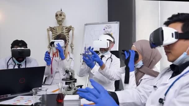 Beş deneyimli kadın ve erkek doktor, kimyasal çözümleri olan test tüpleriyle çalışan sanal gerçeklik kulaklığı kullanıyorlar. — Stok video