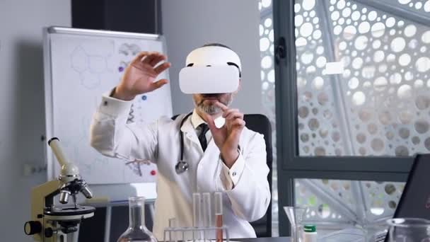 Médico masculino respeitável atraente que conduz o procedimento médico usando óculos de realidade aumentada — Vídeo de Stock