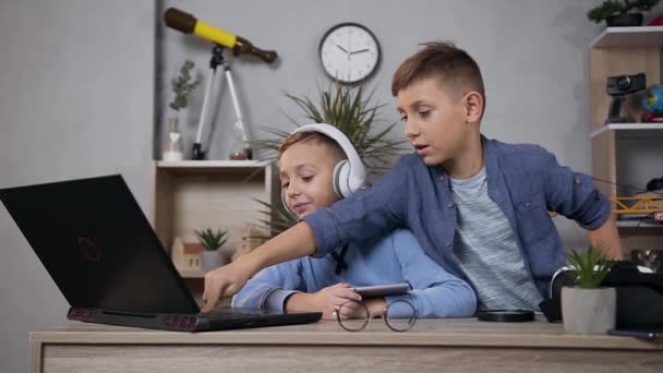 Happy two teen brothers choosing on computer video game to play together using tablet pc and virtual reality headset in joint childs room — 비디오