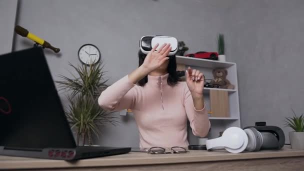 Atractivo retrato de mujer de 35 años bastante enfocada en blusa rosa que trabaja en la mesa usando gafas 3D virtuales especiales — Vídeos de Stock