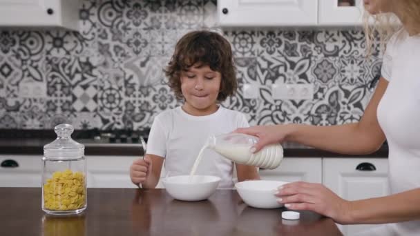 Mujer joven preparando el desayuno para su amoroso hijito — Vídeos de Stock