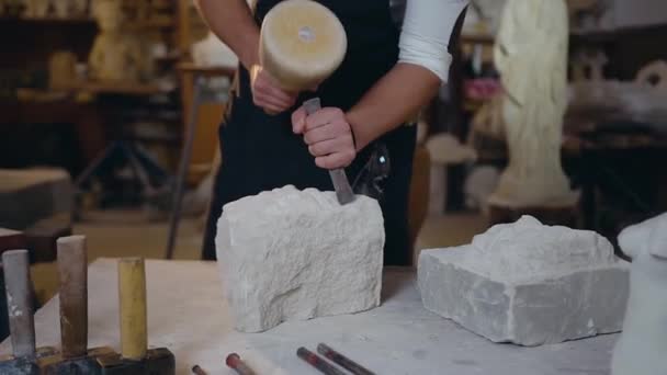 Close-up van goed onderhouden mannelijke handen die van kalksteen de sculptuur met beitel en hamer maken — Stockvideo