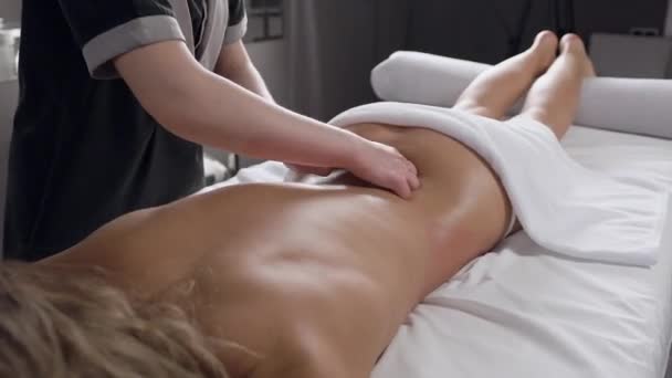 Onherkenbare blonde vrouw met rug massage in beauty center — Stockvideo