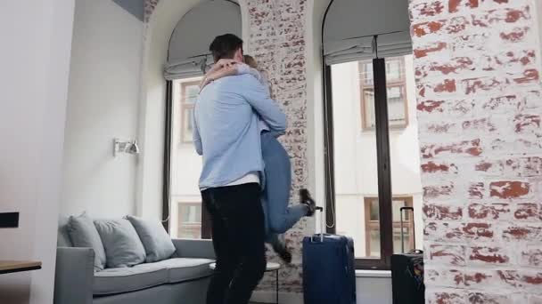 Гарно виглядає щаслива 30s амортизована пара розважається разом у своїй красиво оформленій кімнаті в сучасному готелі — стокове відео