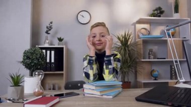 Güzel bir gülümsemeyle kameraya bakıp işaret eden yakışıklı bir gencin çekici portresi.