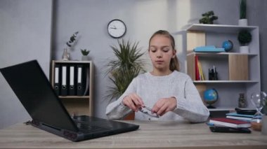 Bilgisayarla çalışmaya başlamadan önce gözlüğünü takan kendine güvenen, modern genç kıza yakın dur.