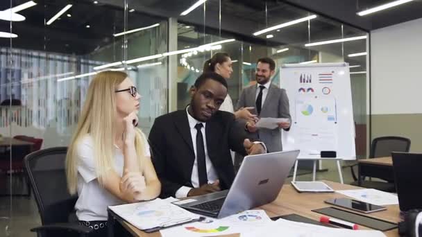 Business concept waar vier ervaren professionele 30-35 's moderne gemengde ras zakenmensen die samenwerken in het kader van gezamenlijk project in bestuurskamer — Stockvideo