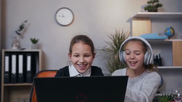 Gülümsemenin ön görüntüsü mutlu iki genç kız evde video oyunu oynarken eğleniyorlar. — Stok video