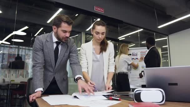 Koncepcja biznesowa, w której czterech doświadczonych celowo nowoczesnych ludzi rasy mieszanej biznesu, które współpracują w ramach projektu biznesowego w sali konferencyjnej — Wideo stockowe