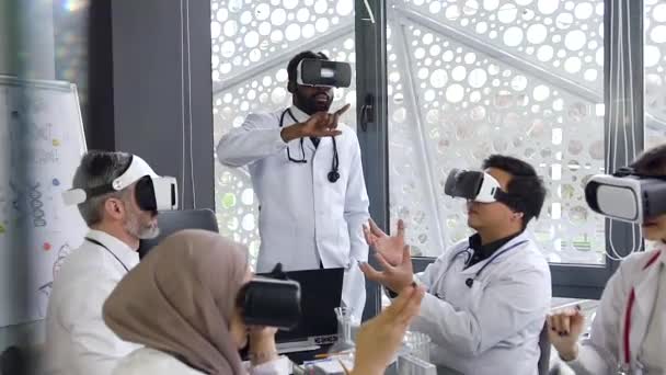Équipe médicale masculine et féminine utilisant la technologie de réalité virtuelle pour étudier la médecine moderne . — Video
