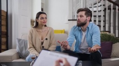 Psikoloğu ziyaret eden ve ortak aile gerçekliğindeki sorunları hakkında konuşan çekici genç çifti hayal kırıklığına uğratmak.