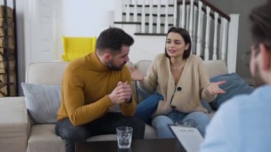 Psikoloğa yaptıkları ziyarette genç bir çiftin birbirleriyle tartışmaları hayal kırıklığı yarattı.