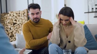 Genç, mutsuz, evli bir çiftin ilişkilerde sorunları olduğu için psikolog muayenehanesini ziyaret etmesi ön planda.