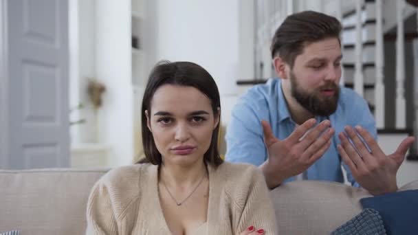 Vooraanzicht van overstuur onverschillige jonge vrouw die luisteren hoe haar opgewonden vriendje de problemen in hun relaties — Stockvideo