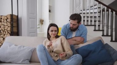 Aile ilişkilerini öğrendikten sonra kavgayı yatıştırmaya çalışan umutsuz, genç ve hayal kırıklığına uğramış evli bir çiftin portresi.