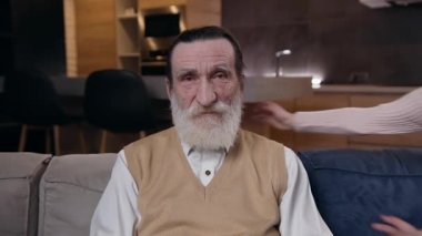 Çekici, saygı duyulan, sakallı ve gülümseyen mutlu torunlarıyla poz veren bir adamın ön görüntüsü.