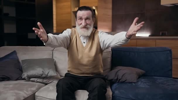 Krásný portrét šťastného stylového moderního vousatého dědečka, který objímá jeho veselou dospívající vnučku a vnuka a padá s nimi na pohovku — Stock video