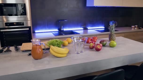 ハイテクキッチンのテーブルの上においしい果物や野菜の正面図 — ストック動画