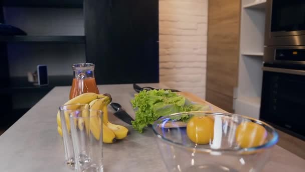 Friss, természetes gyümölcsök és zöldségek közelsége, amelyek a praparation salátára és gyümölcslére várnak — Stock videók