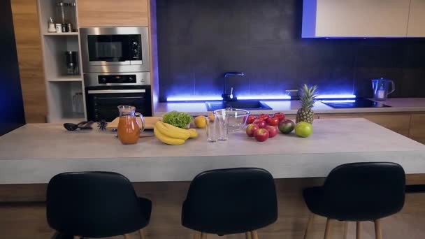 Movimiento lento de la variedad con frutas refrescantes, cítricos y verduras que ponen en la mesa de la cocina — Vídeo de stock