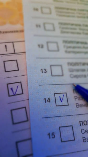 Vote on the paper ballot, select the checkbox with a blue pen — Stock Photo, Image