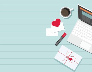 Sevgililer günü. Zarf ile kırmızı kalp, kahve, telefon, laptop ve masanın üzerine işaret.