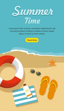Web afiş. Flip-flop havlu, güneş gözlüğü ve diğerleri ile kum