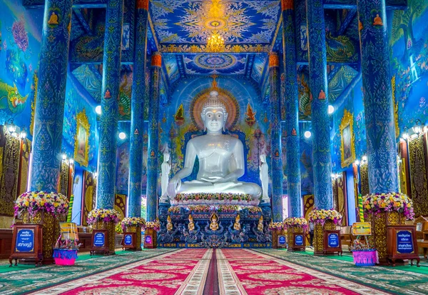 Temple bouddhiste bleu et statue de bouddha blanc — Photo