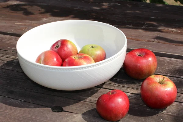 Fresh apples in a bowl .Close up — Stock Photo, Image